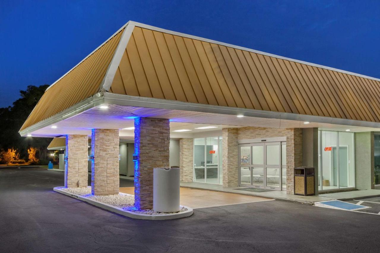 Quality Inn & Suites Полис Айлънд Екстериор снимка