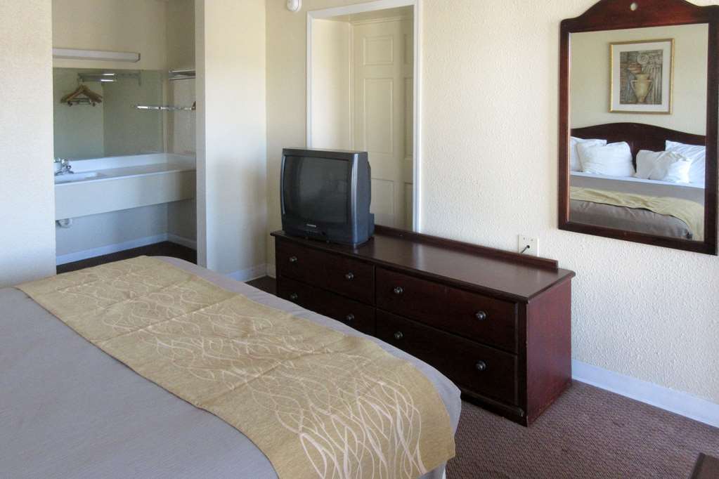 Quality Inn & Suites Полис Айлънд Стая снимка