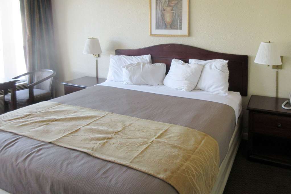 Quality Inn & Suites Полис Айлънд Стая снимка